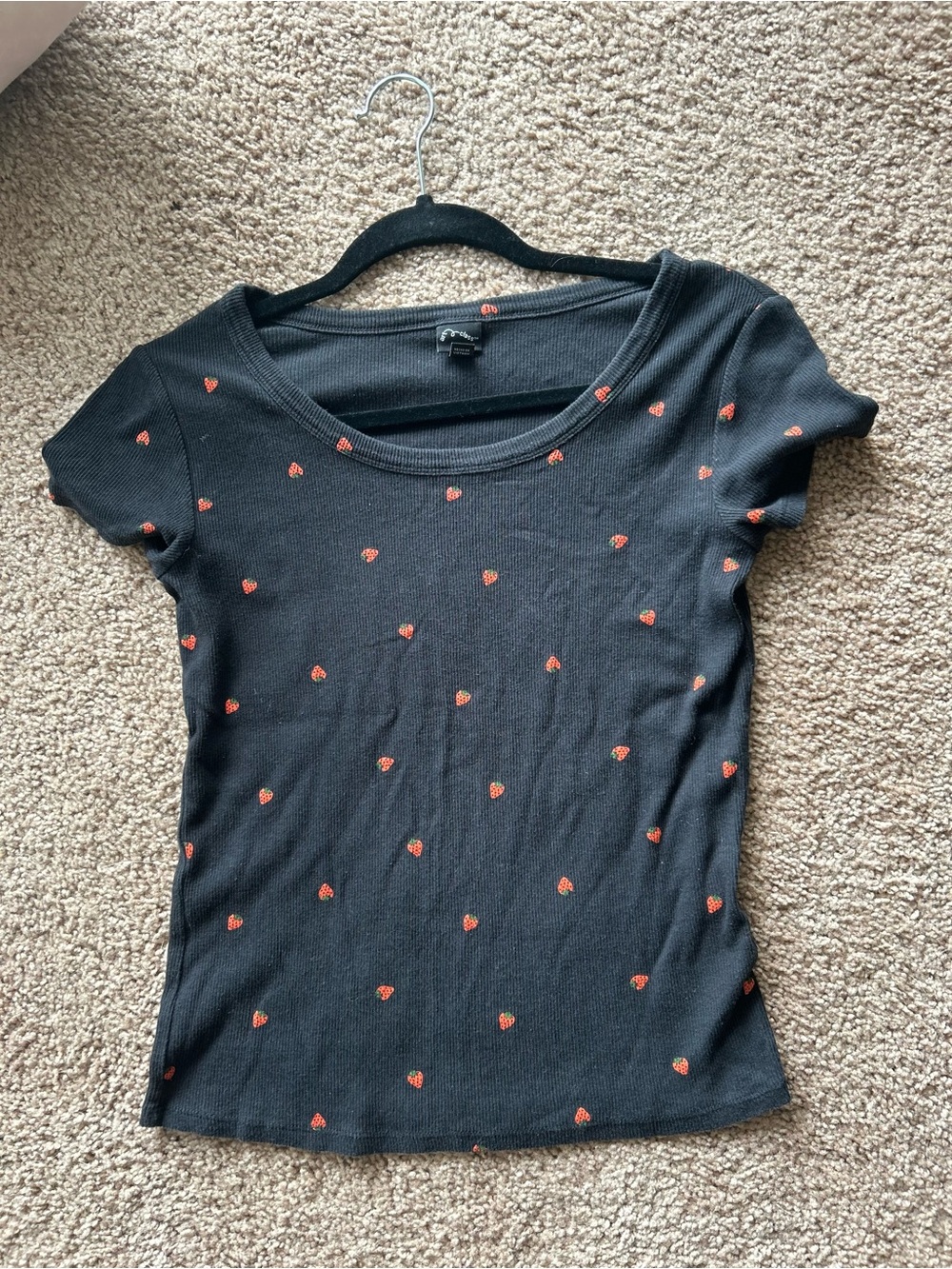 Art class black Short Sleeve Scoop Neck Top with Red Heart Print. Xxl